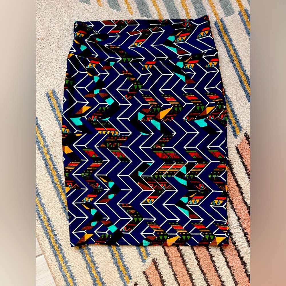 🛑 SOLD ON CROSSPOST🛑
EUC only worn once Lularoe Cassie pencil skirt size L